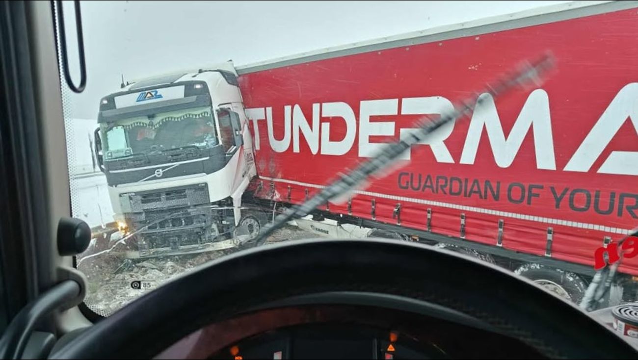 Nieuws - Vrachtwagen geschaard op A6, weg nog tot 14.00 uur dicht