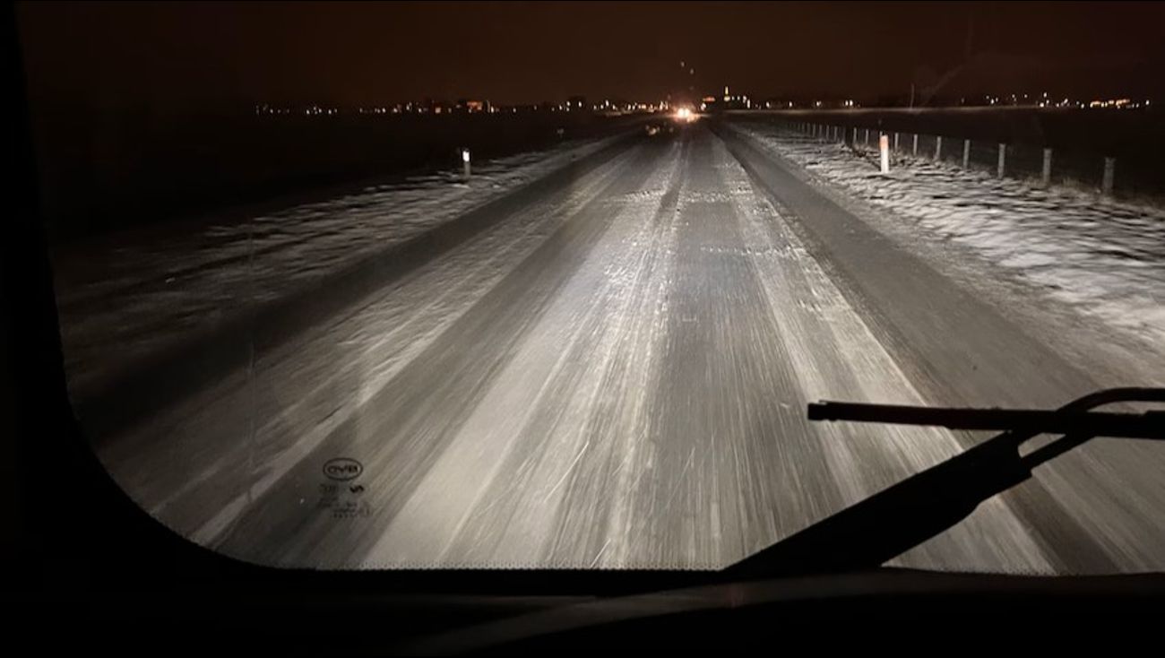 Buschauffeur Wout bedolven onder complimenten nadat hij twee fietsers uit de sneeuw redde