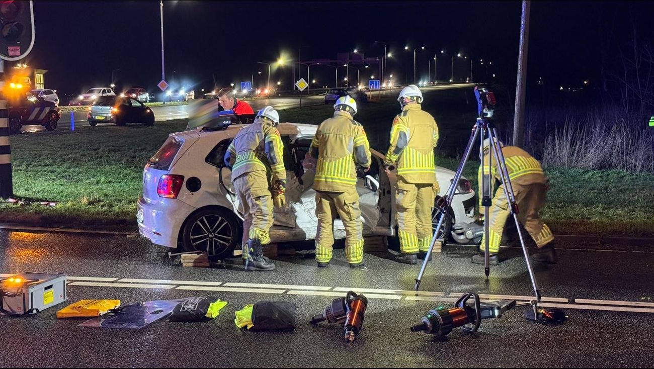 Nieuws - Bestuurder zwaargewond bij botsing tussen twee auto's in Lelystad