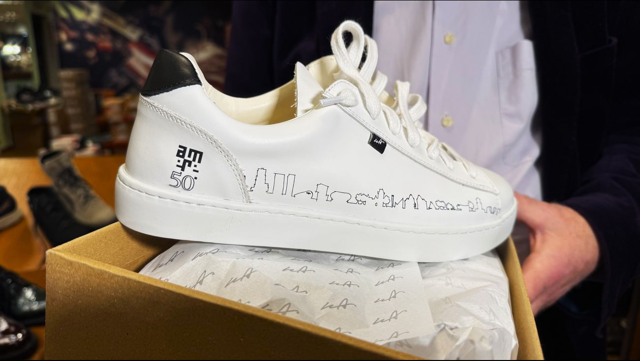 Nieuws - Jubileumsneaker 50 jaar Almere bijna uitverkocht, 'Dat had ik niet verwacht'