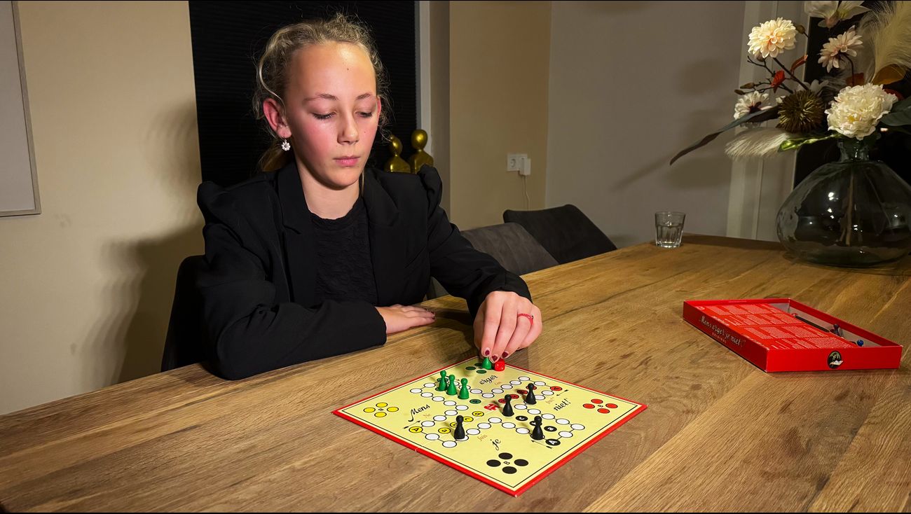 Nieuws - Tien jaar en al messcherp: Saar klaar voor haar eerste NK Mens Erger Je Niet