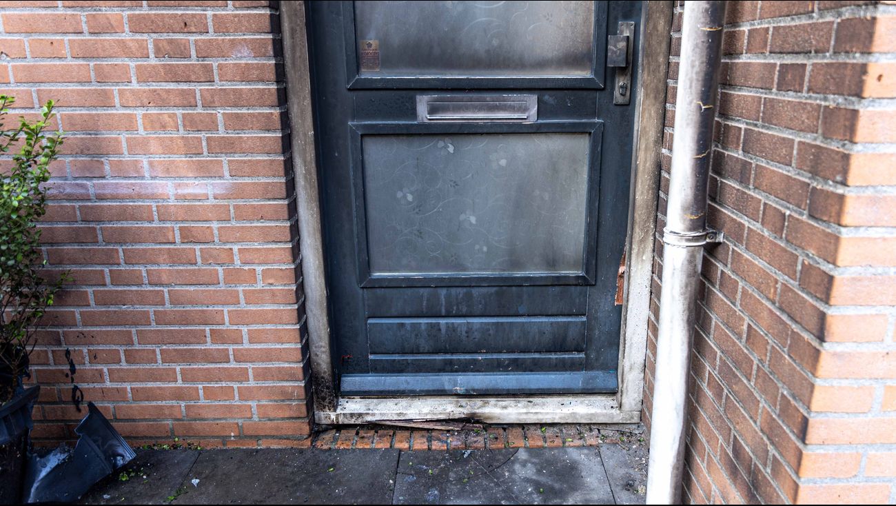 Nieuws - Jerrycan met benzine tot ontploffing gebracht bij voordeur Almeerse woning
