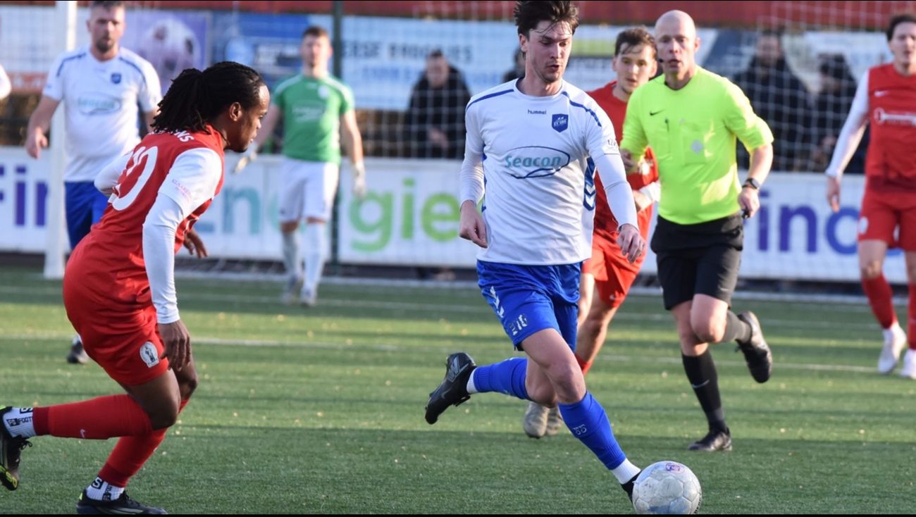 Sport - SV Urk speelt zich in de kelder van de derde divisie in nog lastiger parket