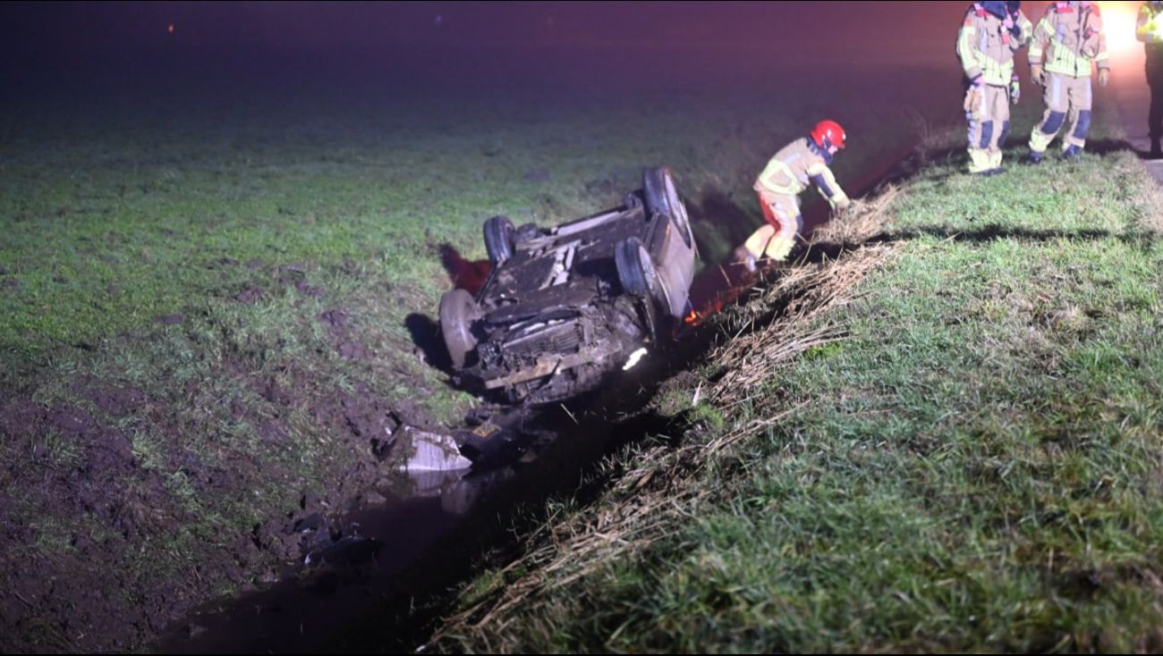 Nieuws - Auto over de kop geslagen bij Dronten, Hanzeweg tijdelijk afgesloten geweest