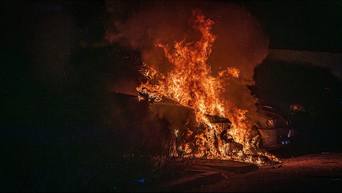 Nieuws - Geparkeerde auto uitgebrand in Almere Buiten