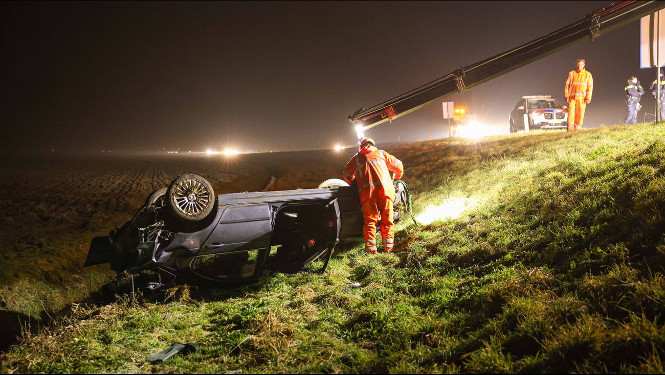Nieuws - Auto belandt op de kop naast afrit A6 bij Emmeloord, inzittende raakt gewond