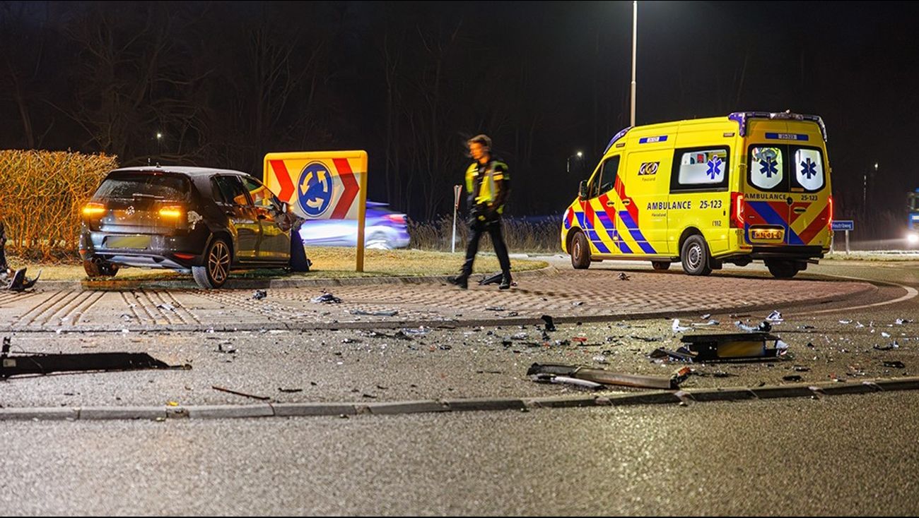 Nieuws - Busje belandt in greppel na botsing op rotonde bij Houtribweg