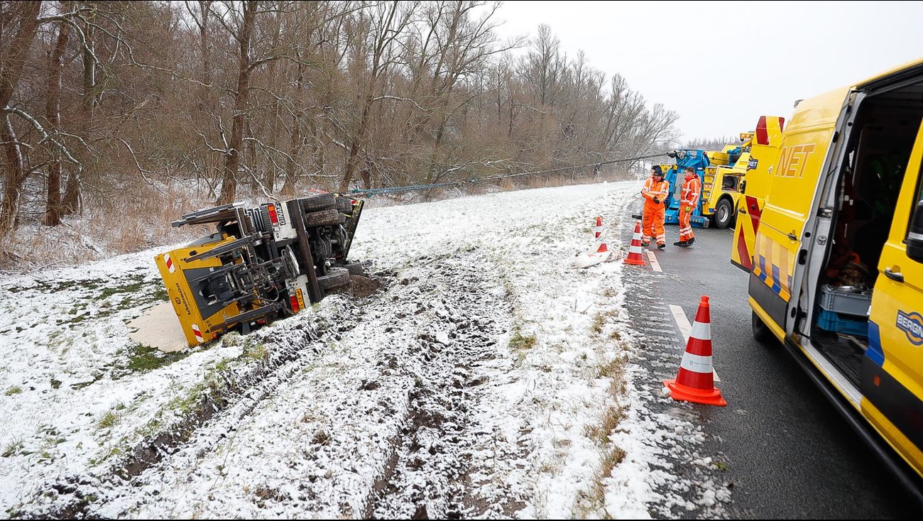 Nieuws - Strooiwagen glijdt van de Eemmeerdijk, auto's glibberen op de Hopweg