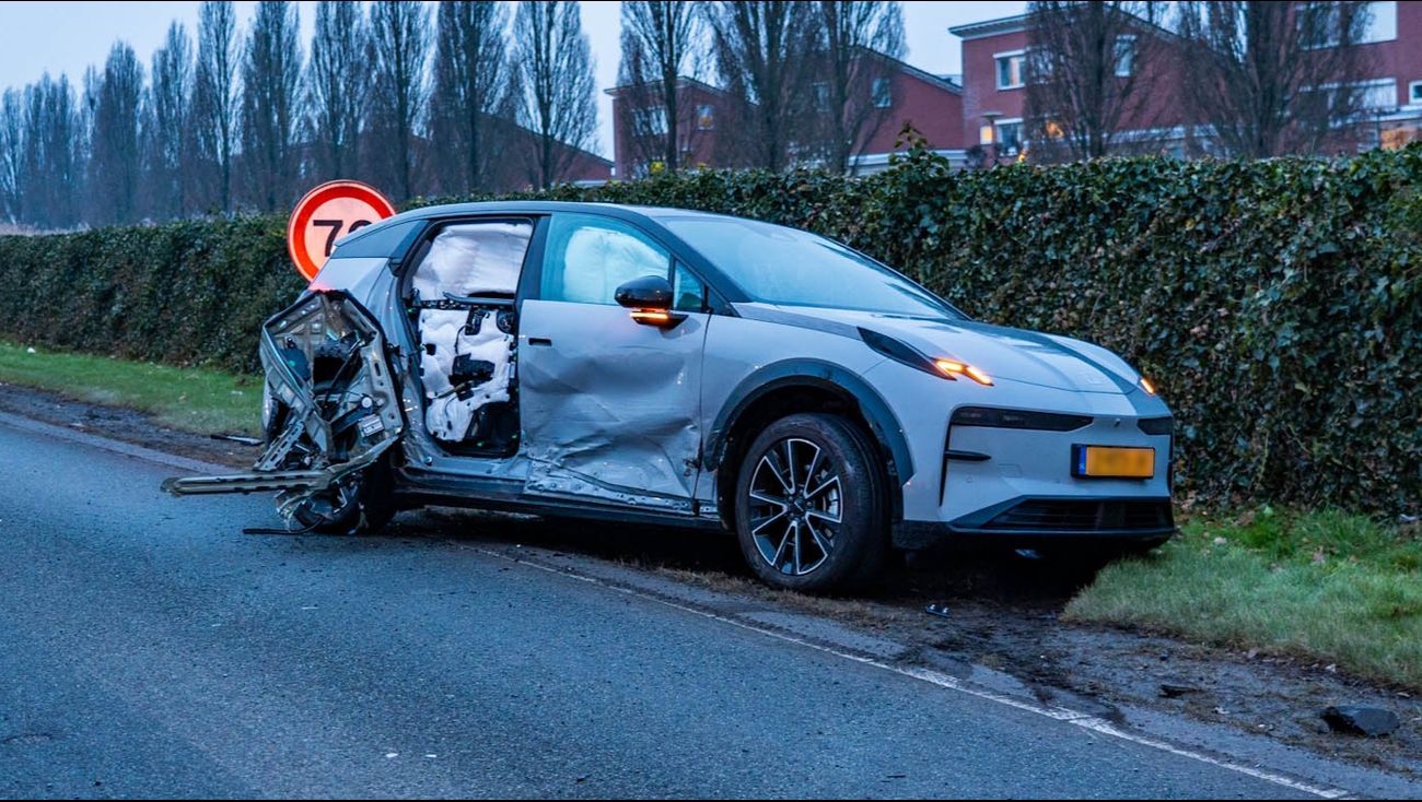 Nieuws - Flinke schade en verkeersopstopping door botsing op Larserdreef