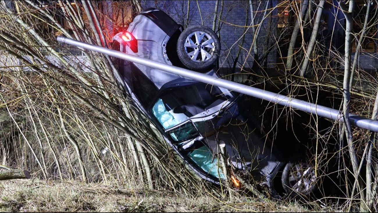 Nieuws - Auto raakt elektrakast en lichtmast bij ongeval op Hogering