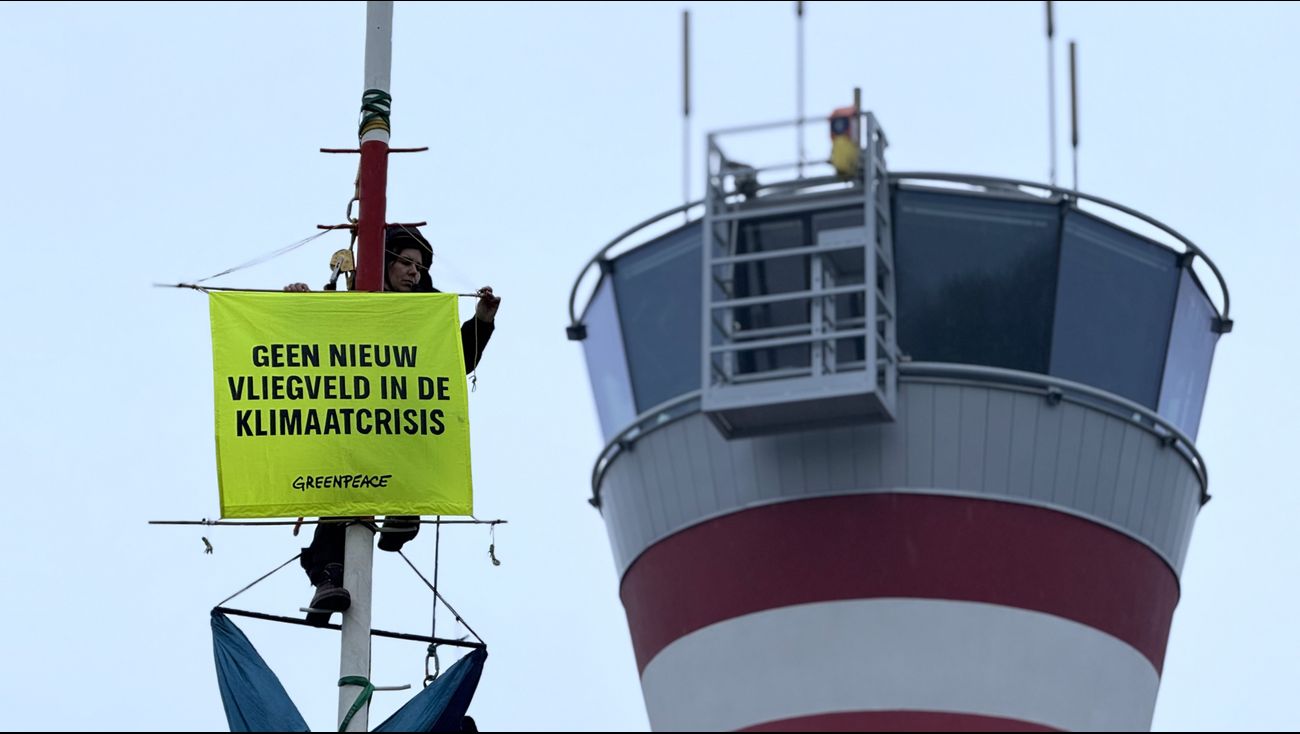 Gemist - Greenpeace biedt handtekeningen aan tegen burgerluchtvaart Lelystad