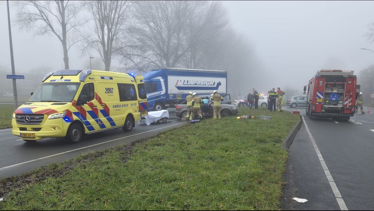 Twee zwaargewonden bij ongeluk Lelystad, vrachtwagenchauffeur zorgt voor veilige afzetting