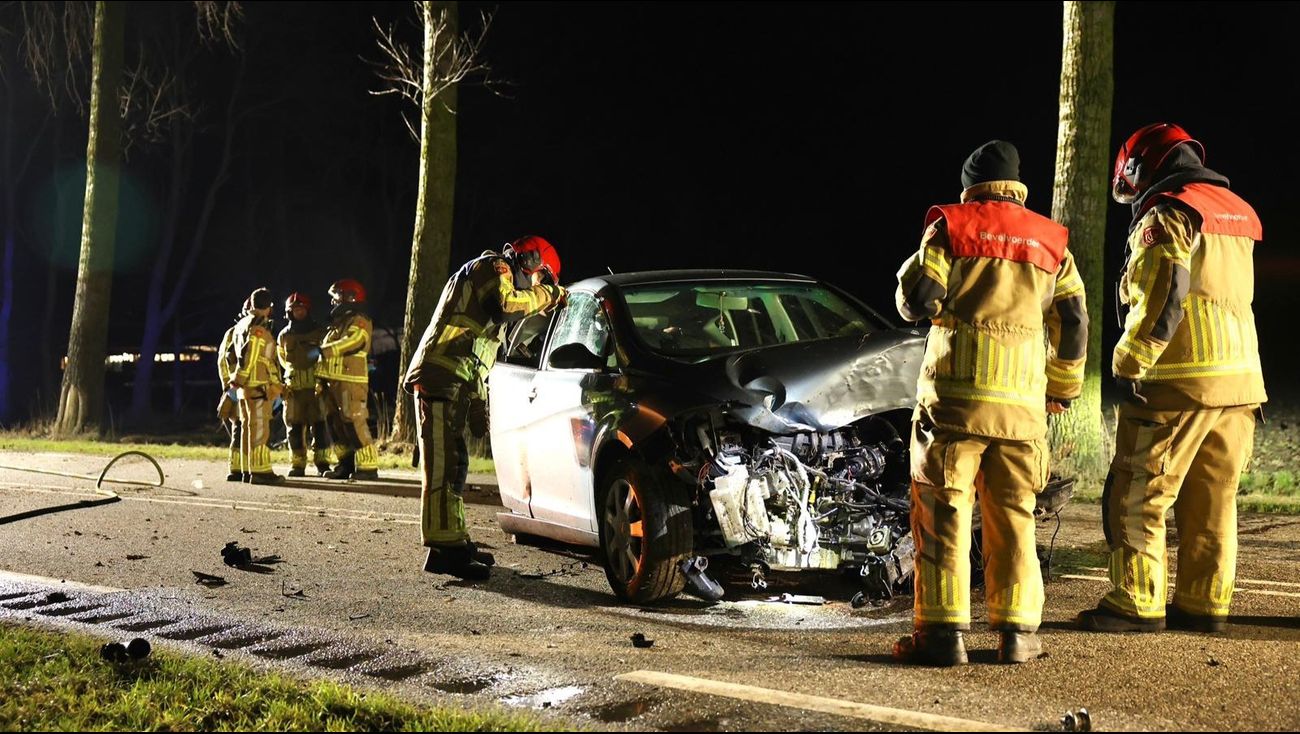 Nieuws - Automobilist vliegt uit de bocht en ramt bomen, weg tussen Espel en Creil dicht
