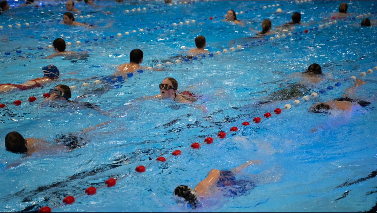 Nieuws - Het is weer dringen in het Dronter bad, de zwemvierdaagse is begonnen