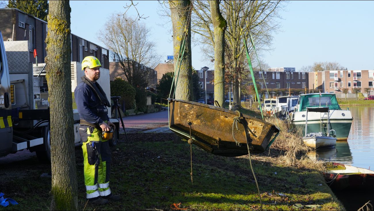Nieuws - Verwaarloosde boten uit het Gelderse Diep gehaald