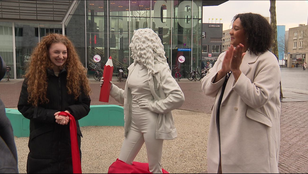 Nieuws - Standbeeld van jonge Almeerse onthuld om stemmen te trekken