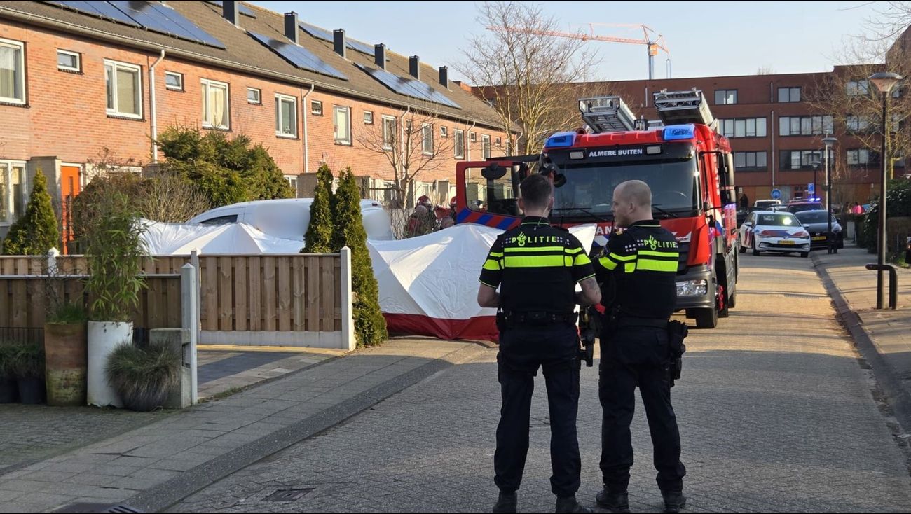 Nieuws - Dode en zwaargewonde gevonden in woning Almere Buiten, politie doet onderzoek