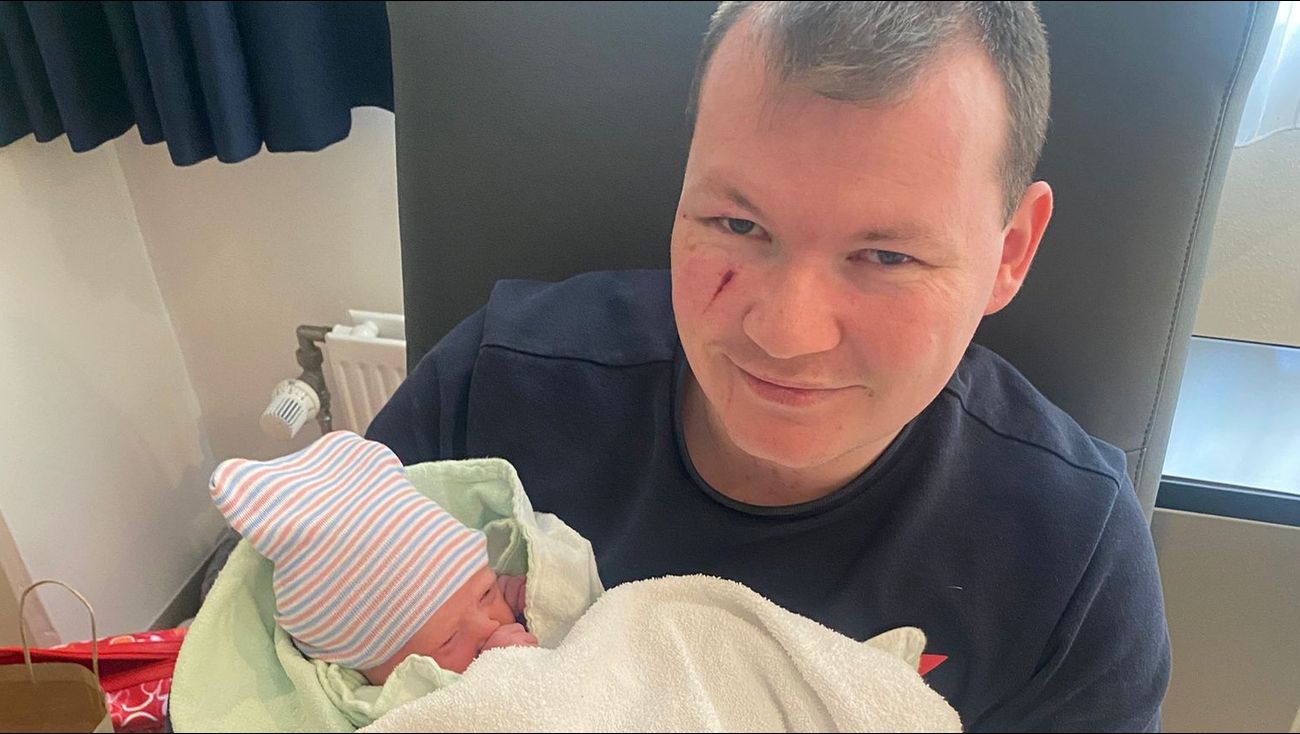 Zwaan klapt op voorruit ambulance die op hoge snelheid hoogzwangere vrouw vervoerde op A6