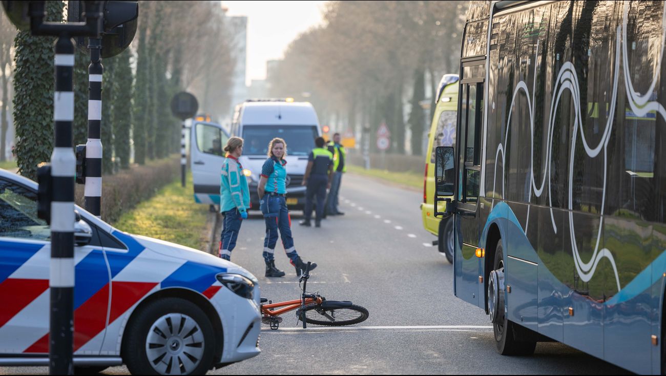 Nieuws - Jonge fietser gewond bij aanrijding met lijnbus in Almere Stad