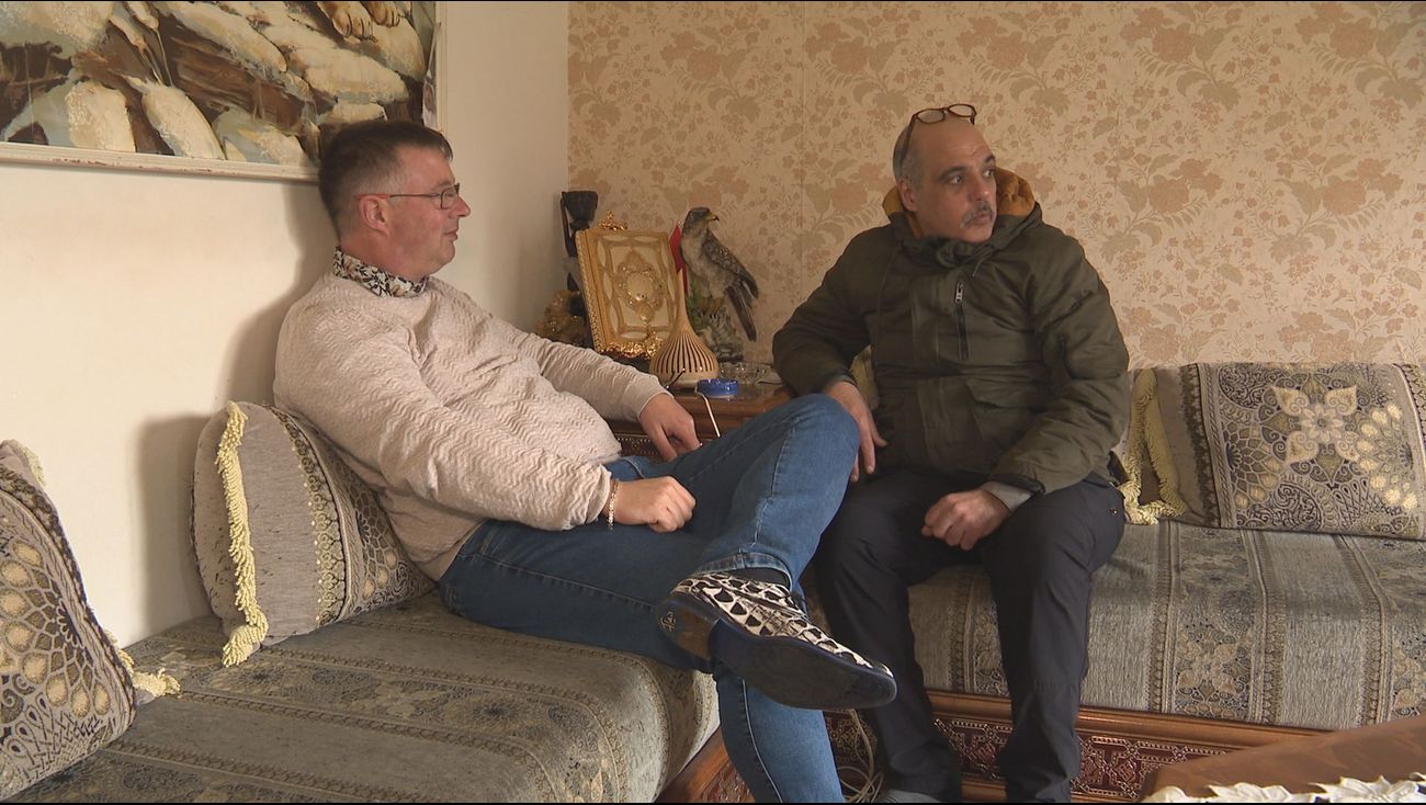 Nieuws - Na twee weken in auto slapen mag familie uit Lelystad weer terug naar hun woning