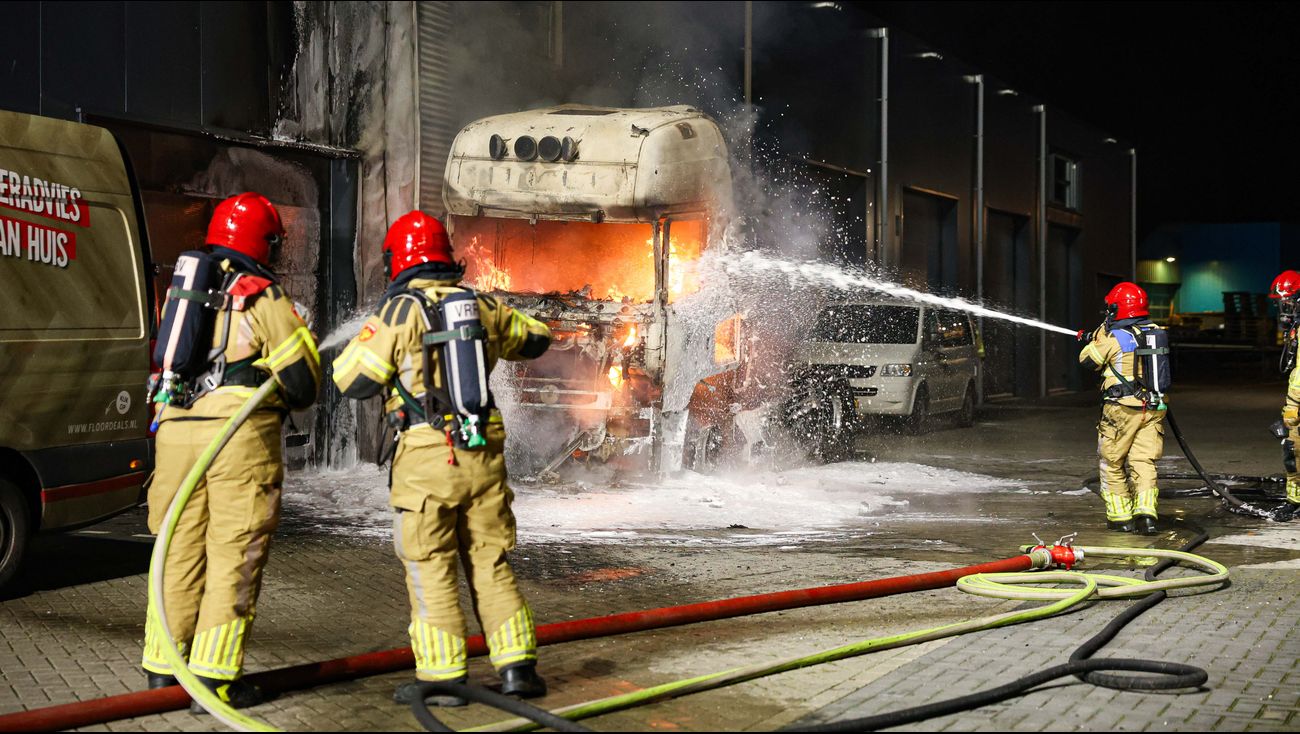 Vrachtwagen gaat in vlammen op bij bedrijfspand Emmeloord, naastgelegen panden raken beschadigd