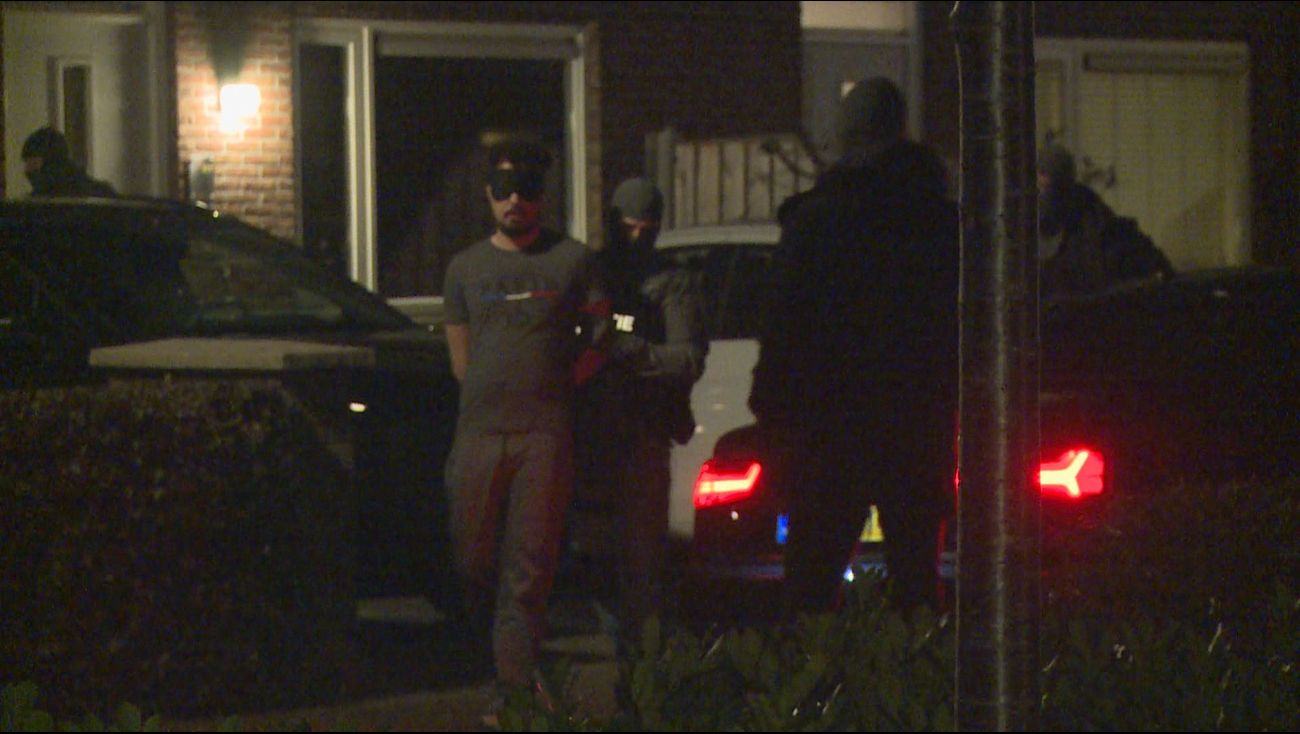 Nieuws - Arrestatieteam valt woning binnen in Lelystad, man aangehouden