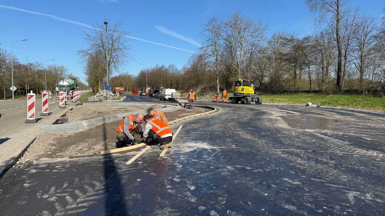 Ruim een maand eerder dan gepland kan verkeer weer ongehinderd over een vernieuwde Oostranddreef