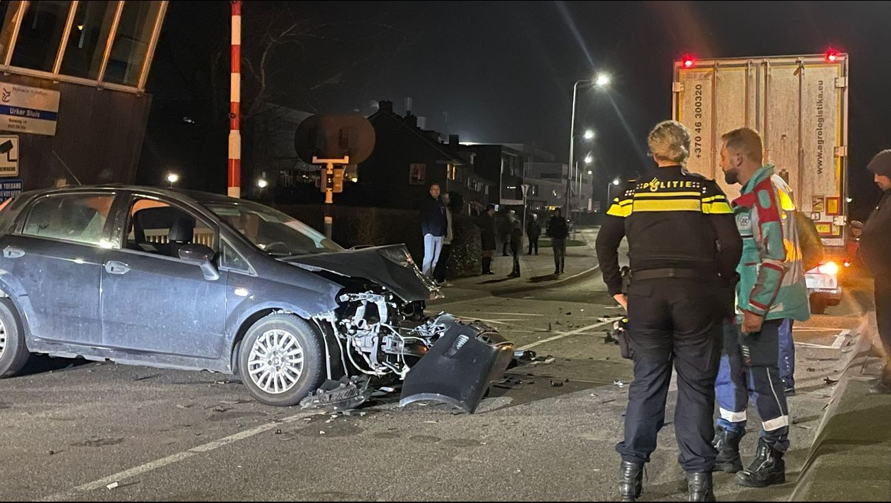 Auto botst op vrachtwagen bij de Urkersluis, bestuurder slaat op de vlucht