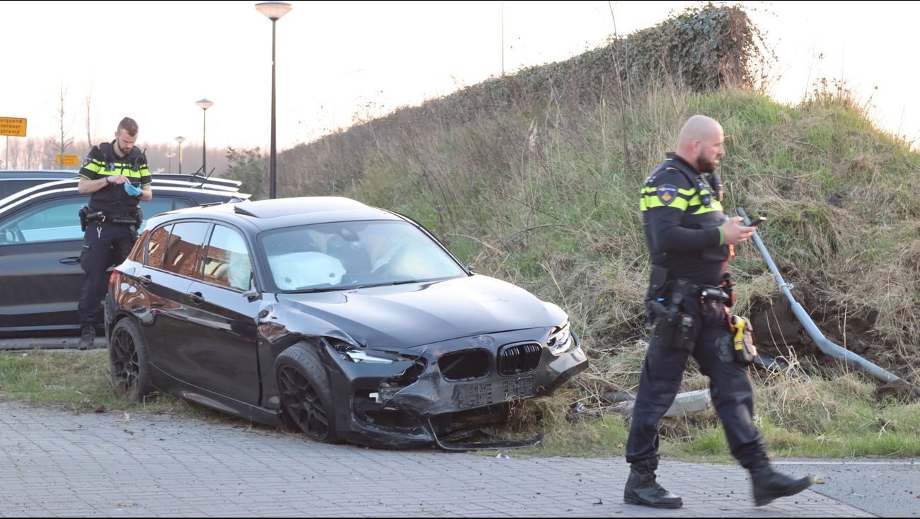 Nieuws - Bestuurder slaat over de kop en crasht tegen geluidswal