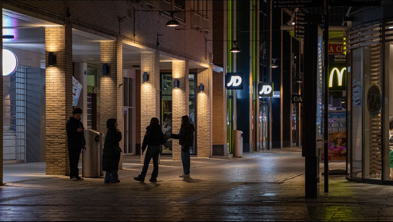 Nieuws - Nieuwsoverzicht 23/03 | Overtredingen samenscholingsverbod • Koning naar Zeewolde