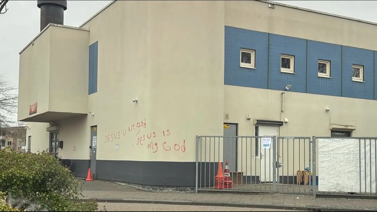 Nieuws - Niet alleen moskeeën in Almere beklad, ook andere gebouwen onder rode verf