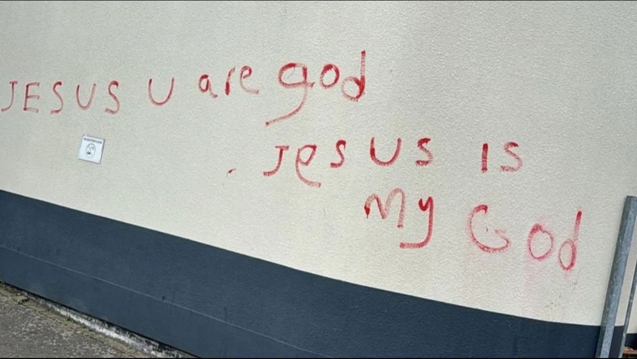 Nieuws - Moskee Abou Bakr Almere Stad beklad met teksten over Jezus