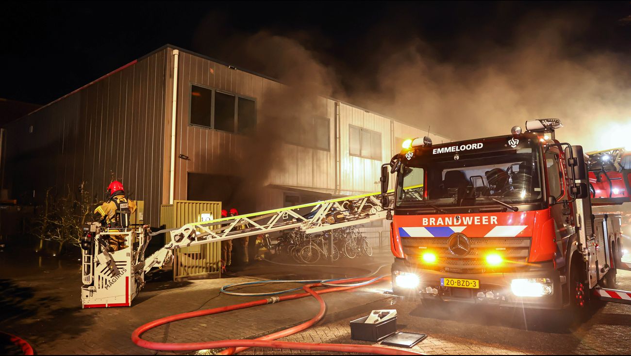 Nieuws - Grote brand bij fietswinkel om de hoek van brandweerkazerne