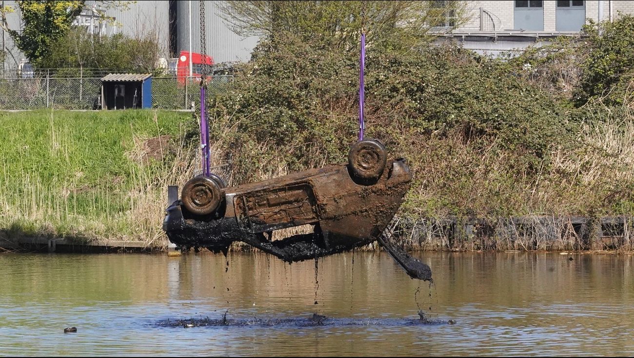 Nieuws - Auto uit water in Dronten getakeld, lag er mogelijk al maanden