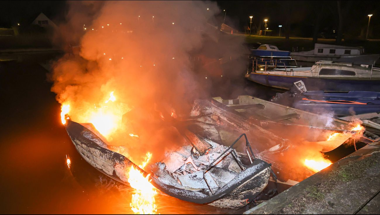 Nieuws - Drie bootjes uitgebrand in haventje in Emmeloord-West