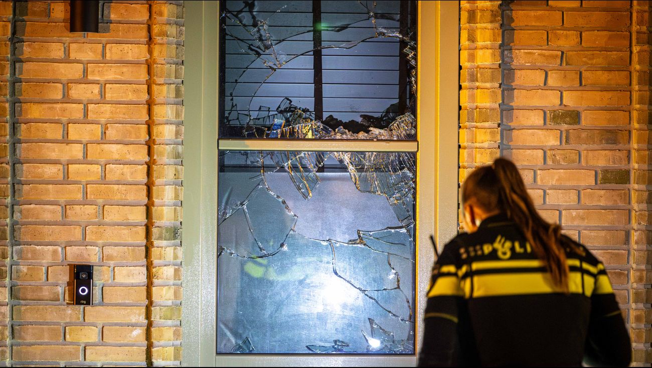 Nieuws - Wéér explosie in Almere Poort: ruit Europalaan vernield