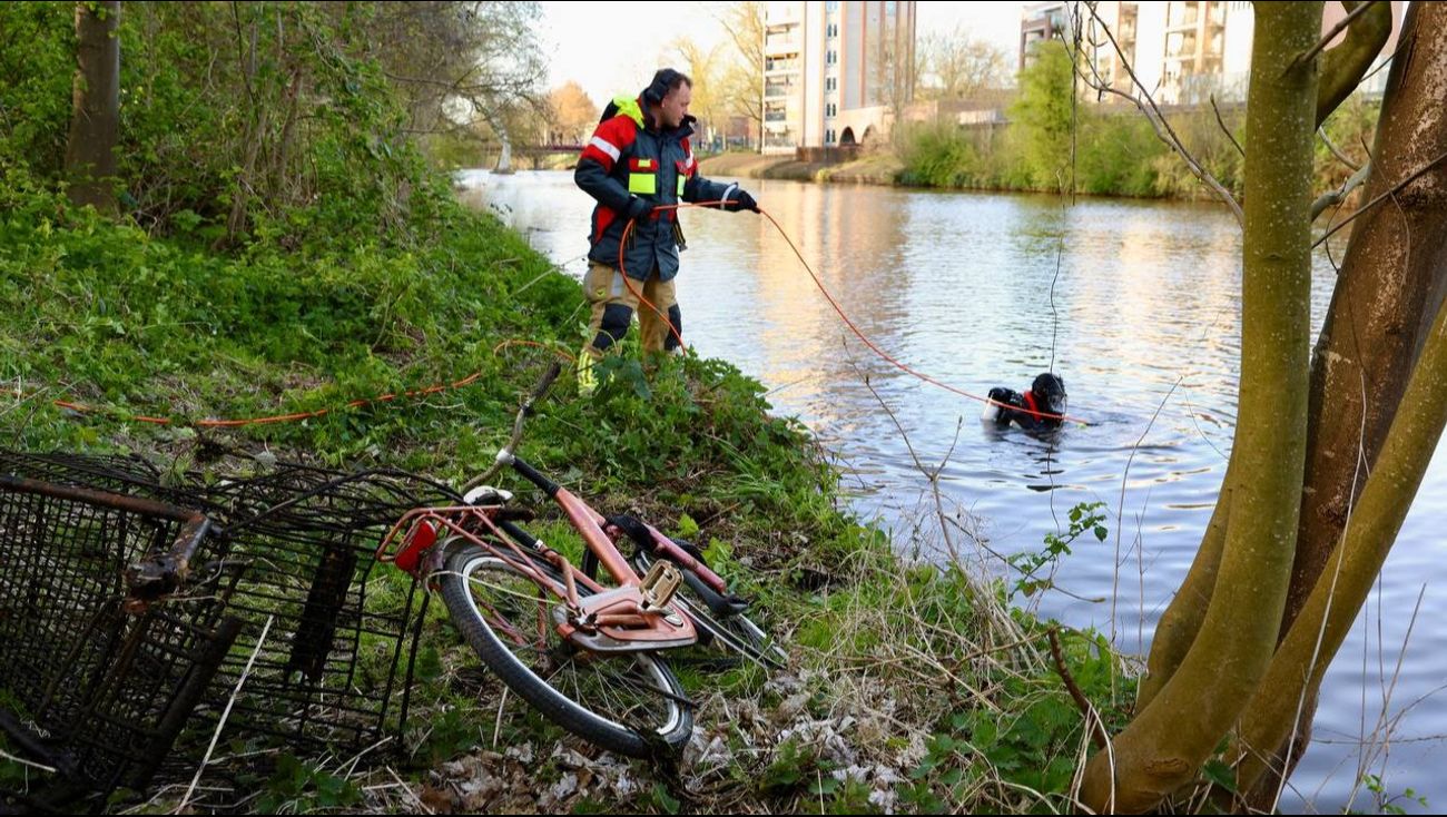 Nieuws - Fiets gevonden bij vaart in Emmeloord, brandweer doorzoekt tevergeefs het water