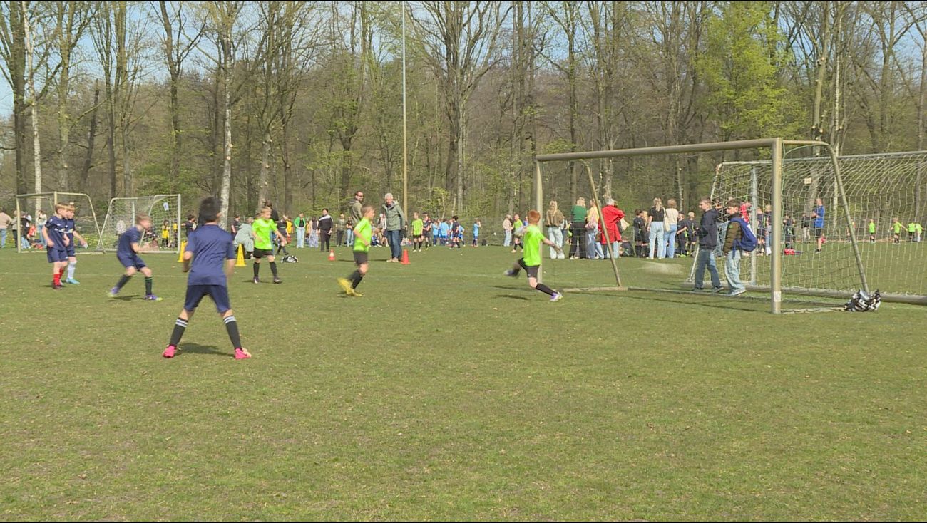 Sport - Scholieren uit NOP nemen het tegen elkaar op: 'Elk jaar keek ik uit naar het schoolvoetbal'