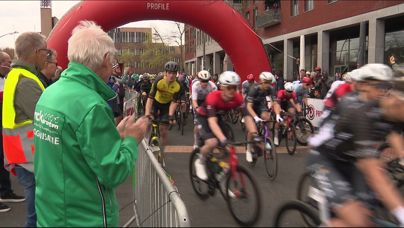 Wielerwedstrijd De Zuiderzeeronde drijft op vrijwilligers: ‘Ik doe graag iets voor de gemeenschap’