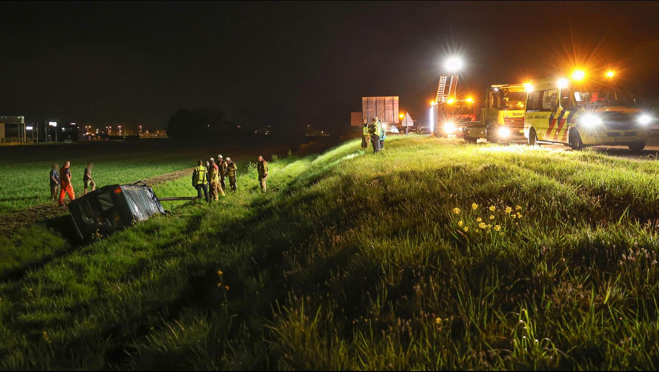Nieuws - Busje slaat over de kop op A6 bij Emmeloord