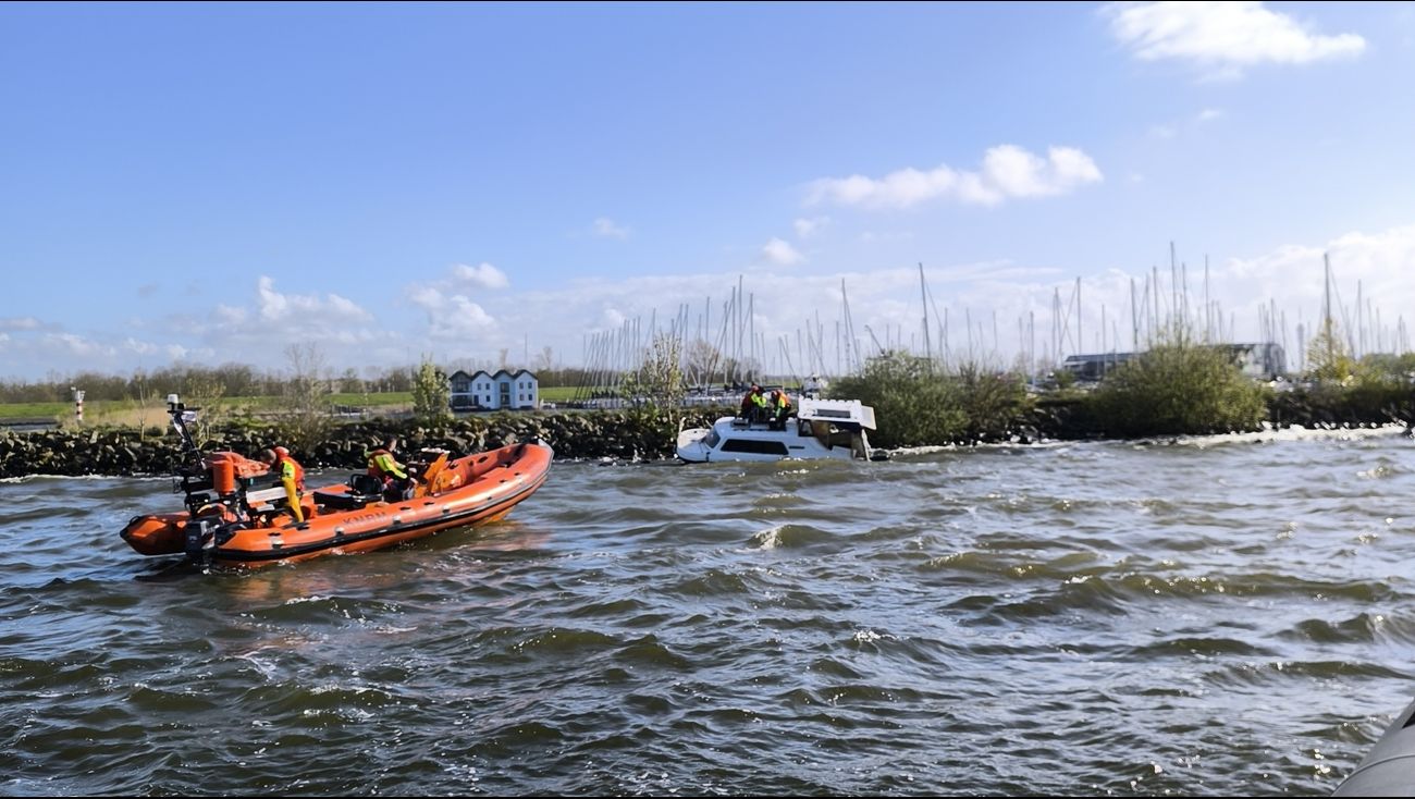 Nieuws - Man onderkoeld uit water gehaald na poging zijn boot te redden