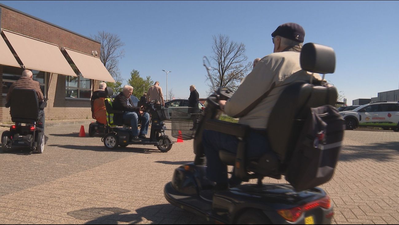Nieuws - Scootmobiel onder controle krijgen blijkt lastig: 'Ik geef gas uit paniek'