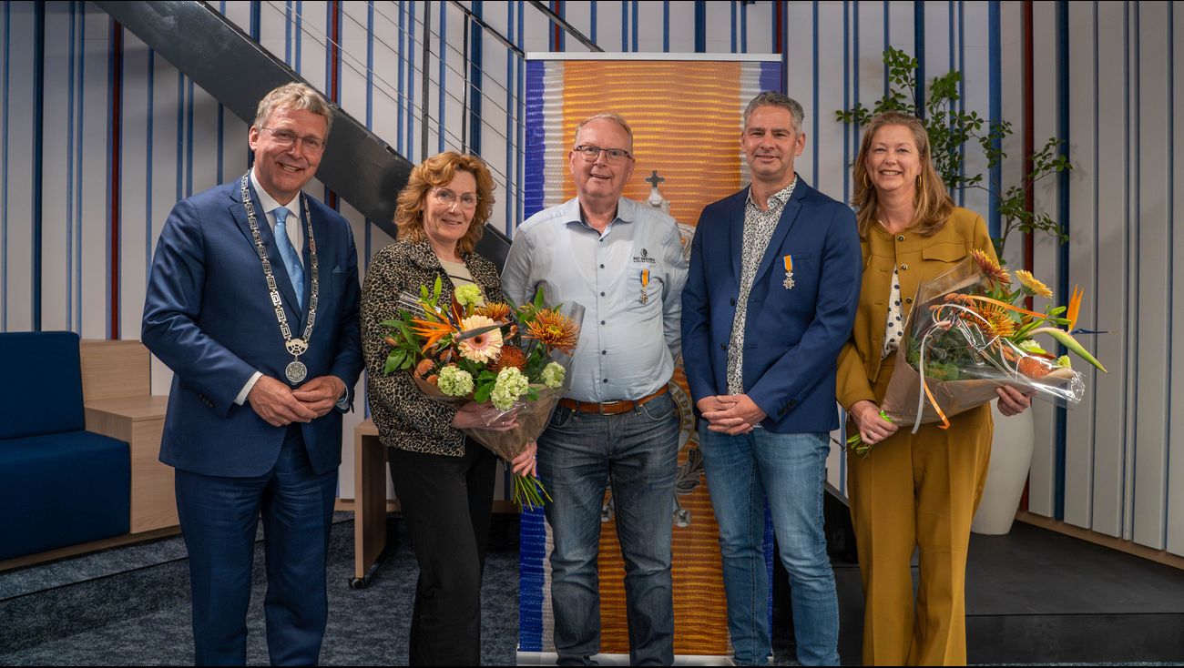 Nieuws - Twee koninklijke onderscheidingen op Urk tijdens lintjesregen