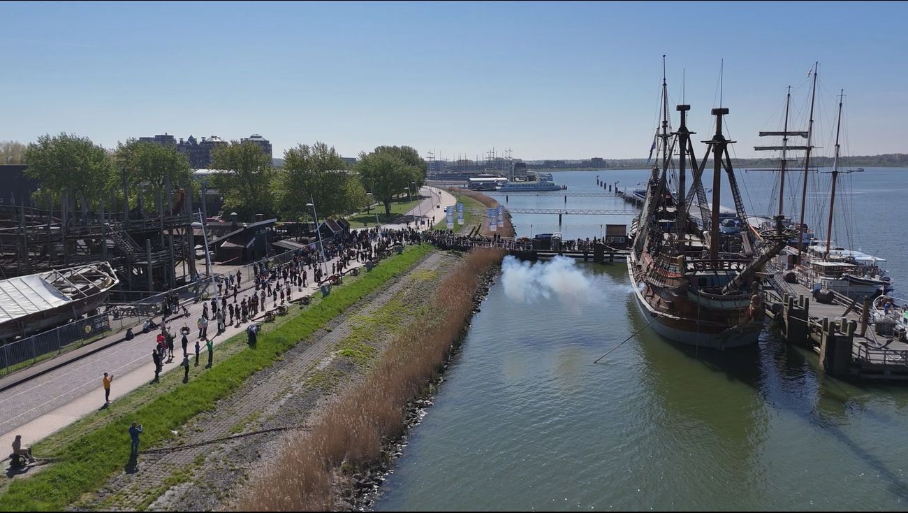 Nieuws - Laatste saluutschoten vanaf de Batavia: 'Ik heb een uur hiervoor in de auto gezeten'