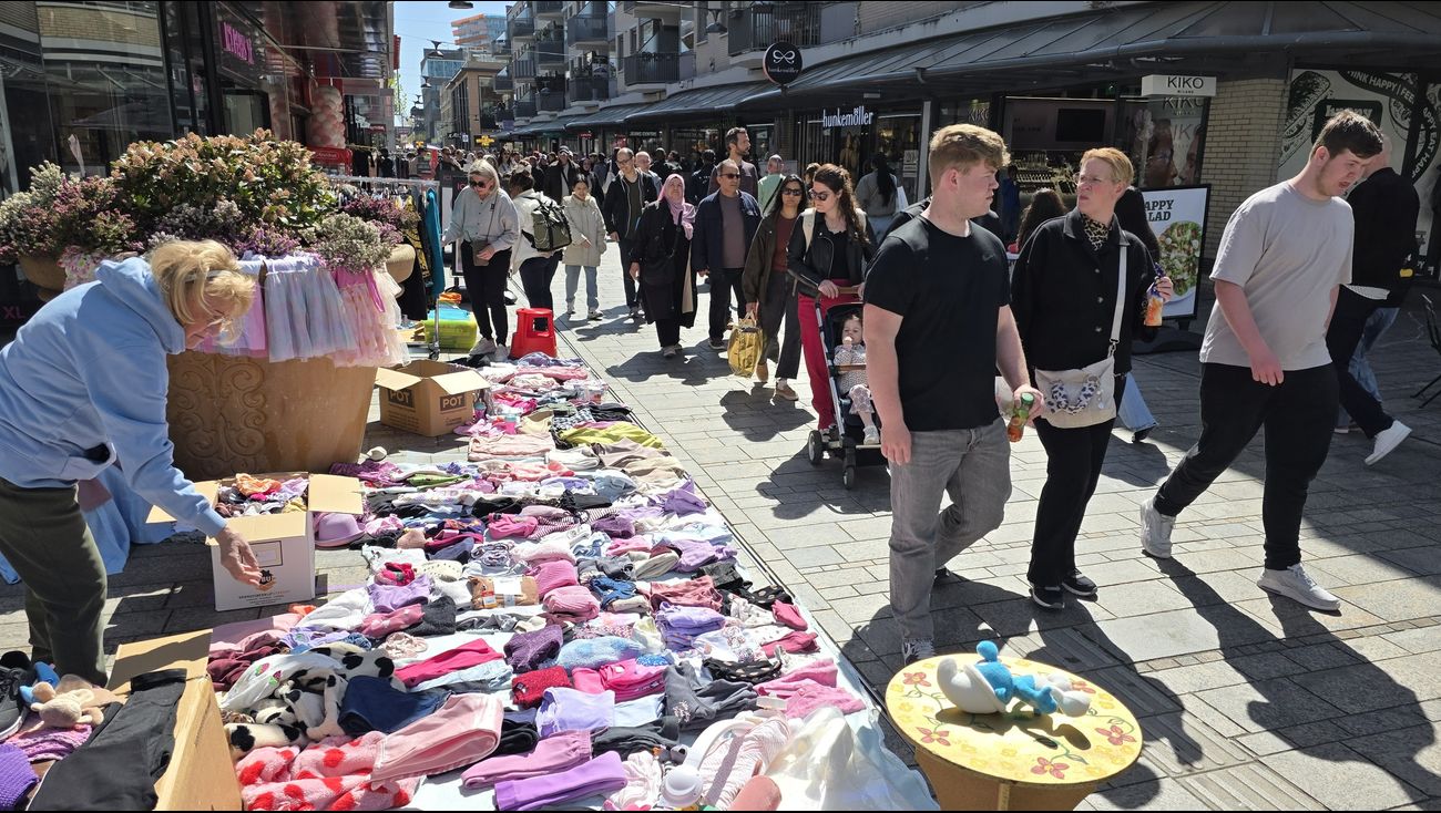 Nieuws - Vrijmarkt in Almere Stad begint uren eerder door drukte