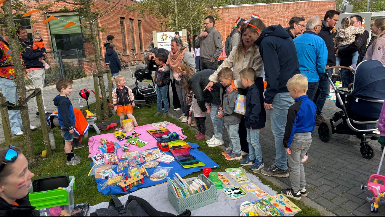 Gemist - Grote opkomst en feestelijke start Koningsdag in Rutten
