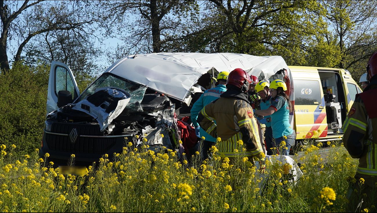 Vrachtwagen en busje botsen frontaal op elkaar in Biddinghuizen