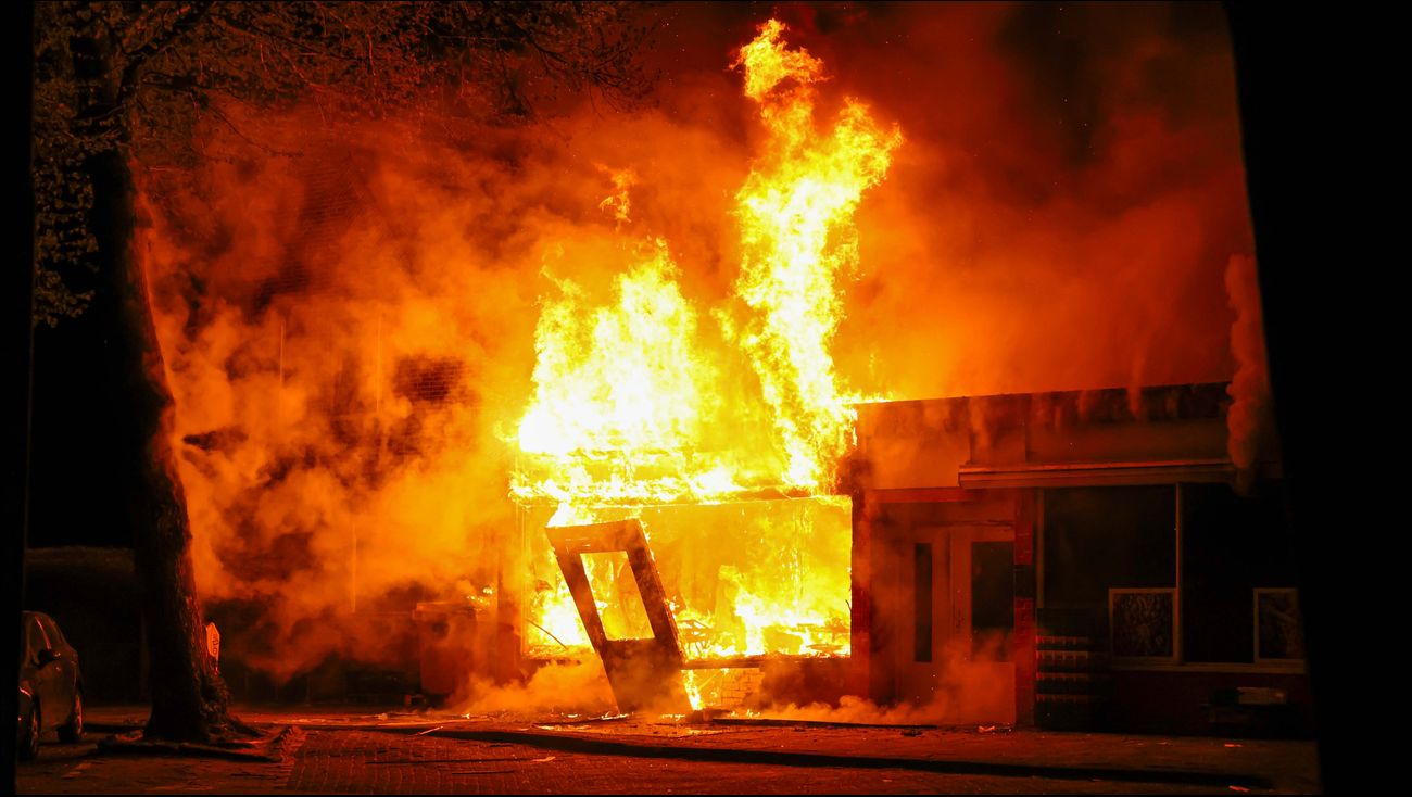 Nieuws - Brand legt drie winkels in de as in Emmeloord, zes naastgelegen woningen ontruimd
