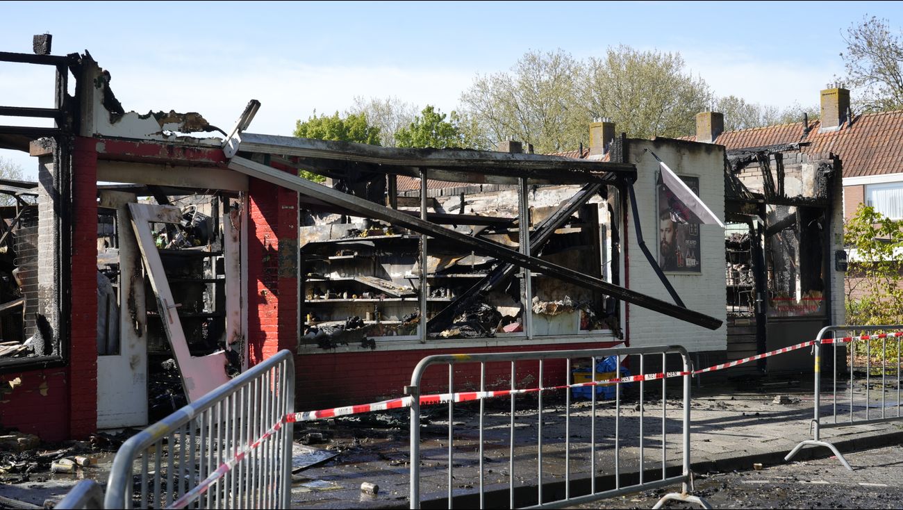 'Alles is weg': grote brand laat diepe indruk achter in Emmeloord