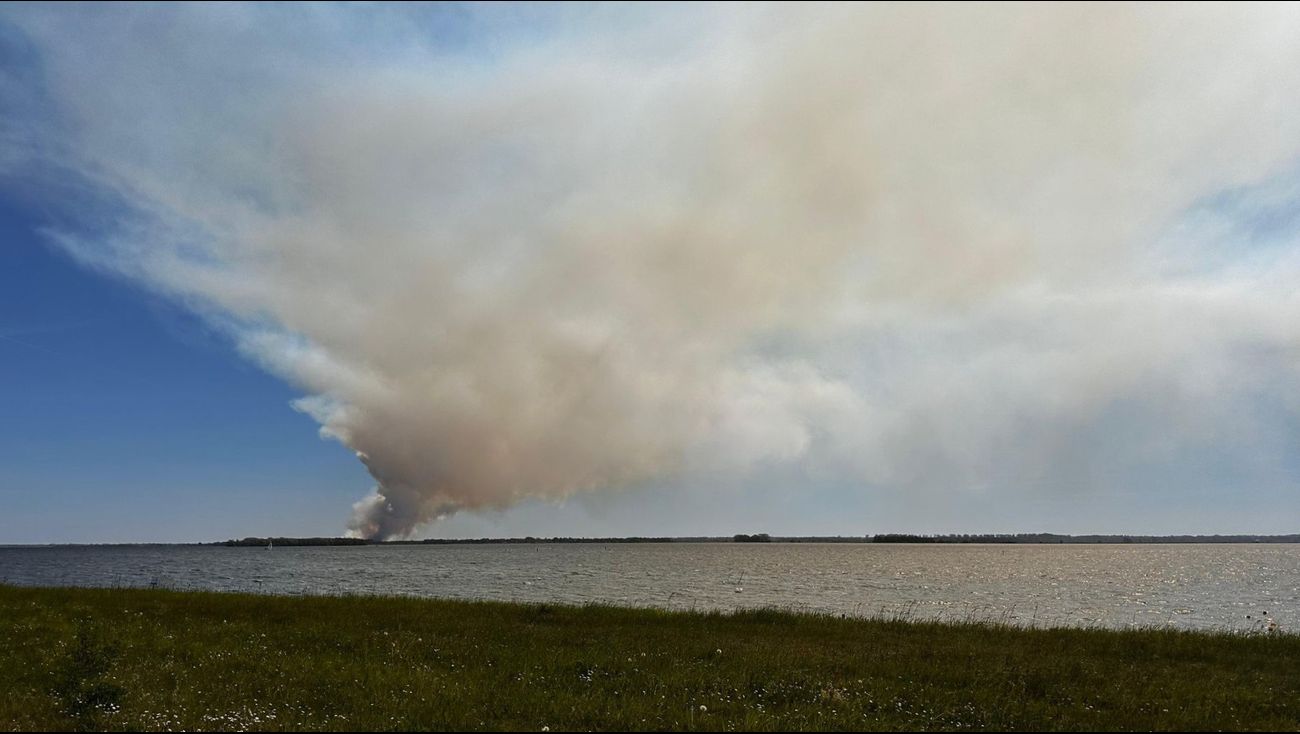 Nieuwsoverzicht 29/04 | Grote brand 't Harde zorgt voor overlast in Flevoland • Brand Emmeloord aang